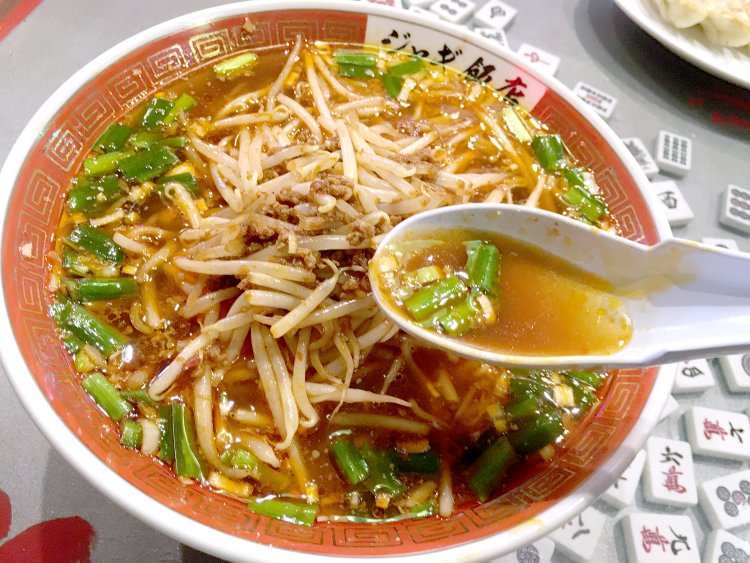 薬膳の香りとピリ辛味がクセになる。味変は酢がおすすめだそう。