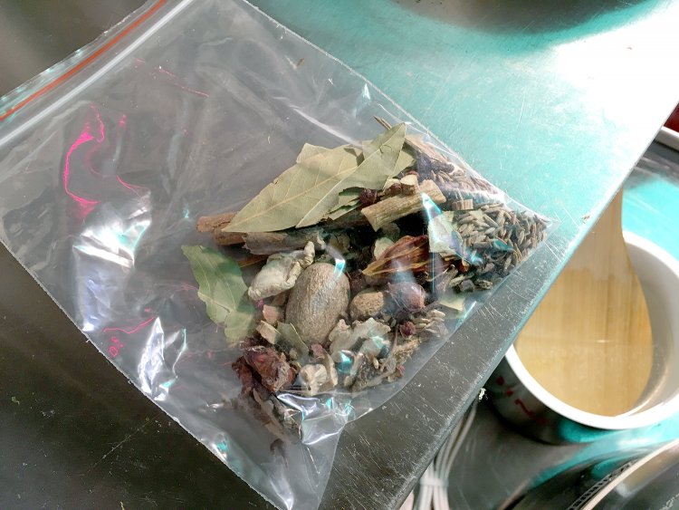 健康に良さそうなスープ用の薬膳セット。中国の専門店から取り寄せている。