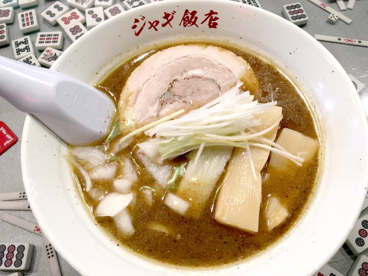 ランチタイムのメニューは濃厚魚介豚骨拉麺900円のみ。