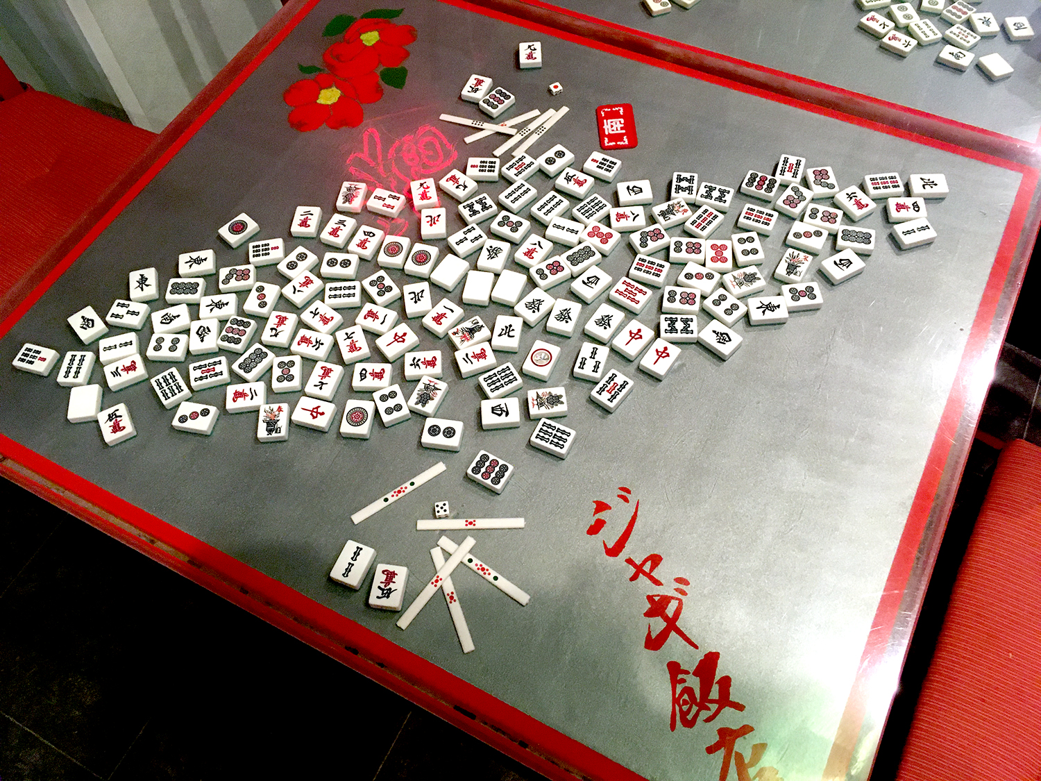 テーブルのガラス面には実物の麻雀牌が埋め込まれている。このオリジナリティあふれるテーブルも元木さんが自ら作ったそう。