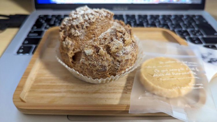 シュークリームとオープン記念のクッキー