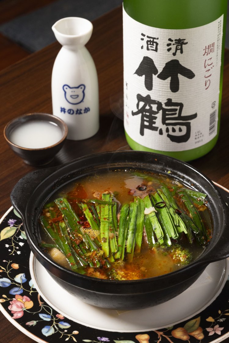 牛タンのやわらか煮辛口2530円。「竹鶴」燗にごり1合990円。