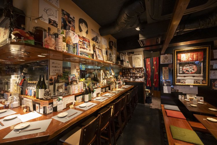 コの字カウンターのほか、掘りごたつ式の座敷席もある。