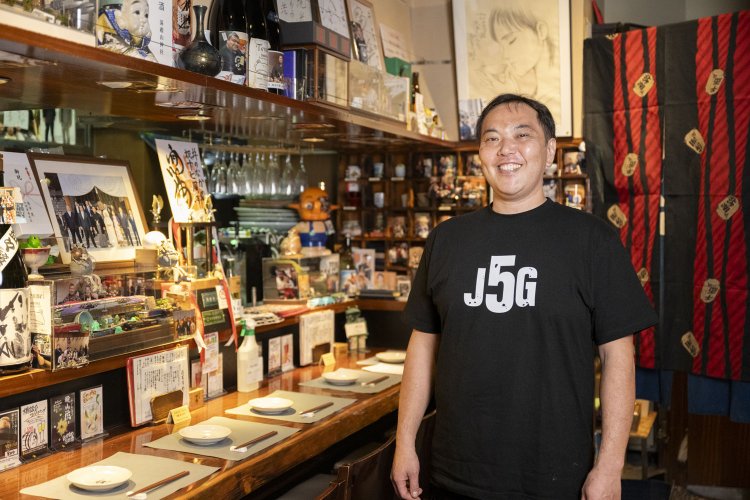 店主の工藤卓也さん。蔵元や生産者との人脈から最上の酒が送られてくる。