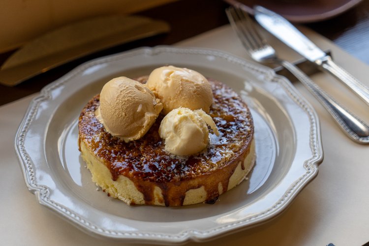 どちらも自家製のキャラメルアイスとミルクアイス、ホイップバターがのったホットケーキ・ブリュレは1430円。パリパリのブリュレ部分とアイスの相性のよさは想像以上。