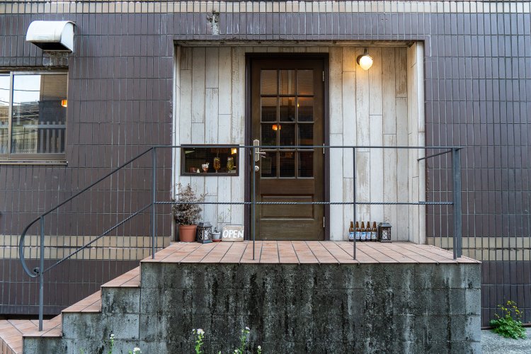 入り口も趣深い。