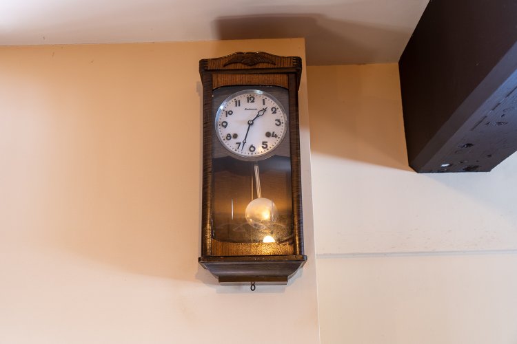 常連客から「おじいちゃん時計」と呼ばれる古い時計。気づくと遅れているけれど、心地よい音を静かに響かせている。