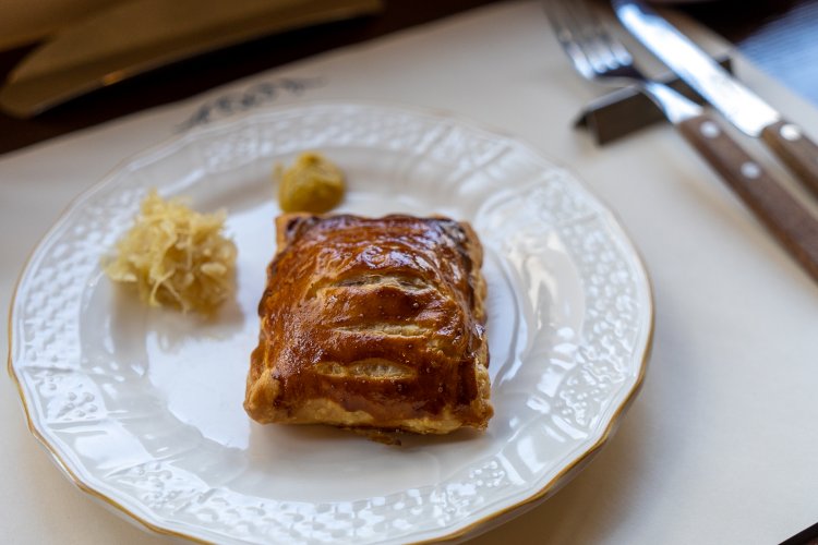 ミートパイのブランド名はmeatorion。イートインなら550円。