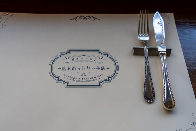 お皿の下に敷かれるマットもカトラリーも、クラシカルなデザイン。