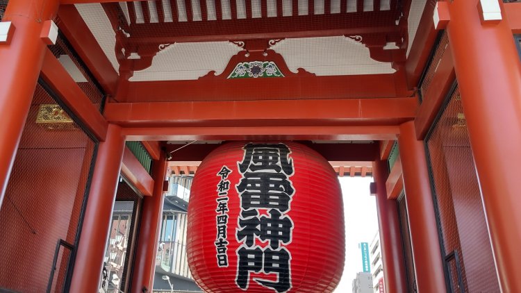 「浅草の顔」として知られる雷門。その正式名称は「風雷神門」。