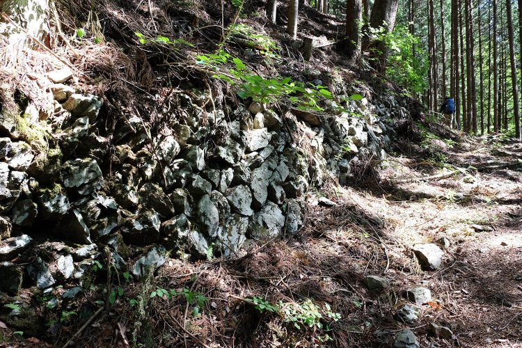 麓の三沢の集落から奥に通じる登山道。以前はこの道が生活道で、牛でリヤカーを引っ張ったという。