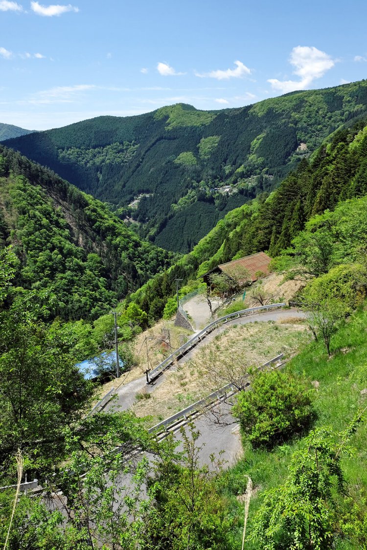 峰谷の奥集落でも上のほうからみた展望。遠くにみえる集落は峰になる。