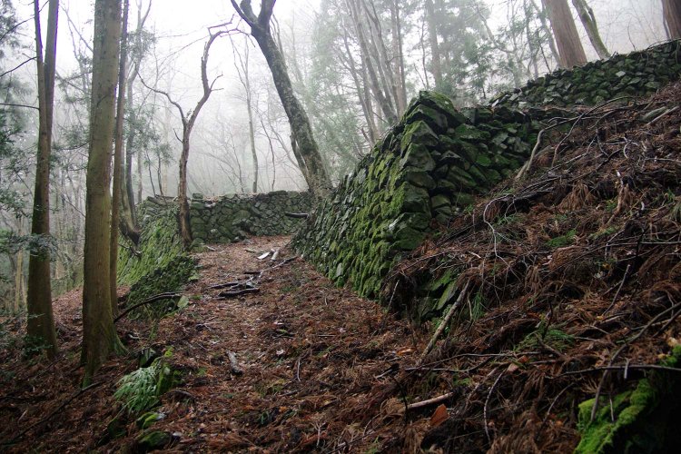 文長氏の石垣。まるでお城の石垣のようだ。