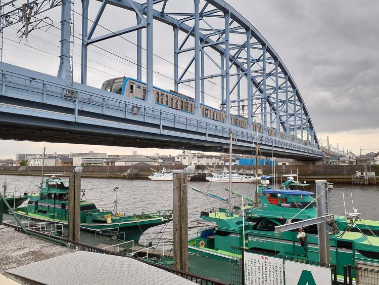 水門付近の旧江戸川の岸壁は、現在、釣り船が係留されているが、明治～昭和初期にかけては蒸気船が多数発着していた。