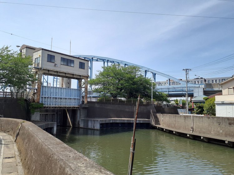旧江戸川と境川の分流点に設けられている境川西水門(昭和41年〈1966〉竣工)。