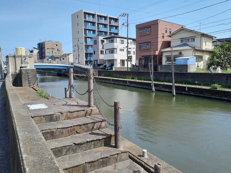 西水門から新橋にかけての境川には、以前のように漁船の姿は見えないが、護岸や係留柱はそのまま残る。
