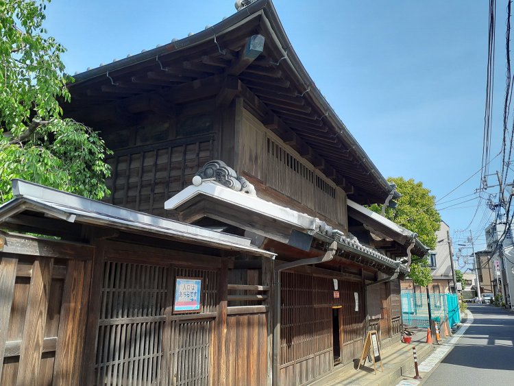 旧宇田川家住宅。明治2年（1869）築で建築年代が判明しているもののなかでは市内最古の民家。米屋、油屋、雑貨屋、呉服屋などの商家として使われてきた。