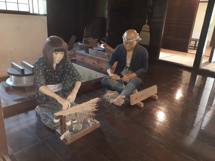 旧大塚家住宅。江戸末期の建築(推定)。半農半漁を生業としていた民家で、屋根裏2階があり、水害の多かった地域にあって、住人の避難や家財道具の収納に使用された。