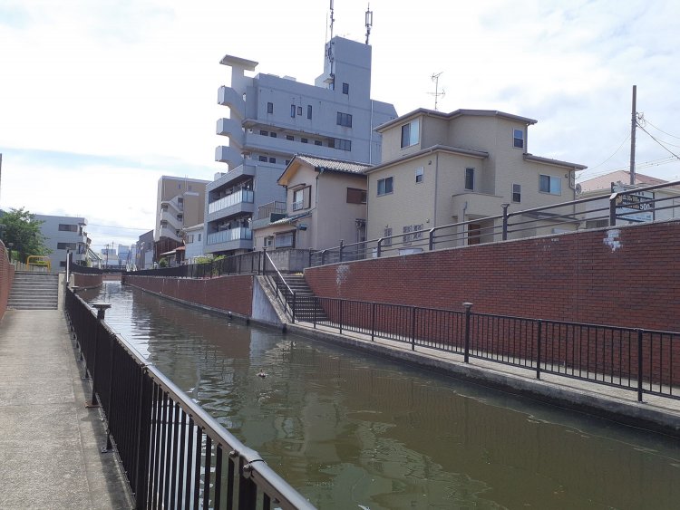 節子さんの母が営む豆腐店「三七十屋」の撮影地は境川に架かる新中橋近辺の右岸。