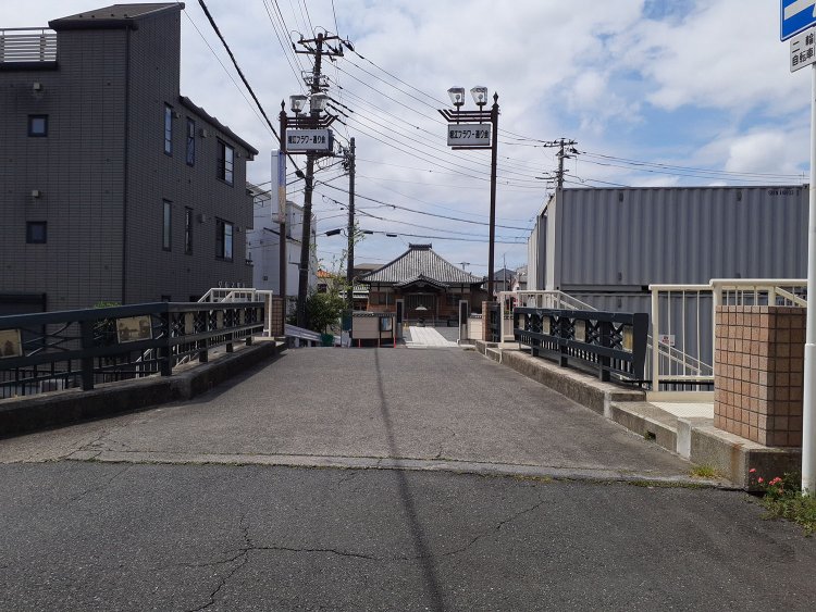 境川に架かる境橋。ここでは寅さんとさくらが並んで歩いたり、後に節子のダンナとなる青年(演：井川比佐志)と立ち話したり……。