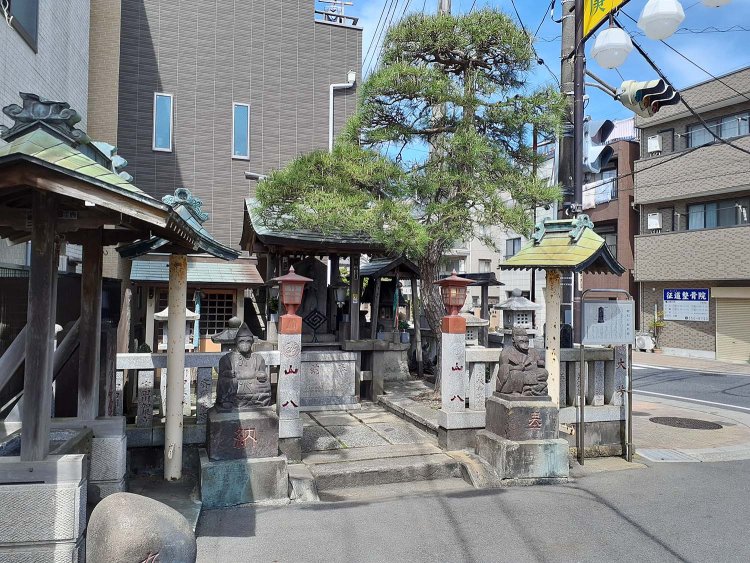 境川の新橋～記念橋間の左岸にほど近い、猫実の庚申塔。正徳5年（1715）建立。地元では「猫実の庚申さん」と呼ばれ親しまれる。