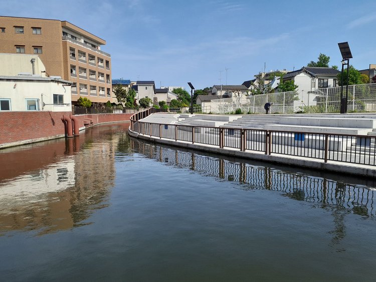 新橋から境橋にかけての境川の護岸は、赤レンガ調に修景され、遊歩道も整備。