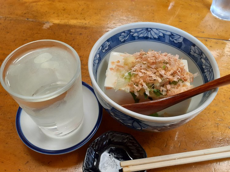 1日の労働にカンパーイ！浦安だけに、ツマミはもちろん豆腐だ！創業100年超の老舗そば処『天哲』にて。