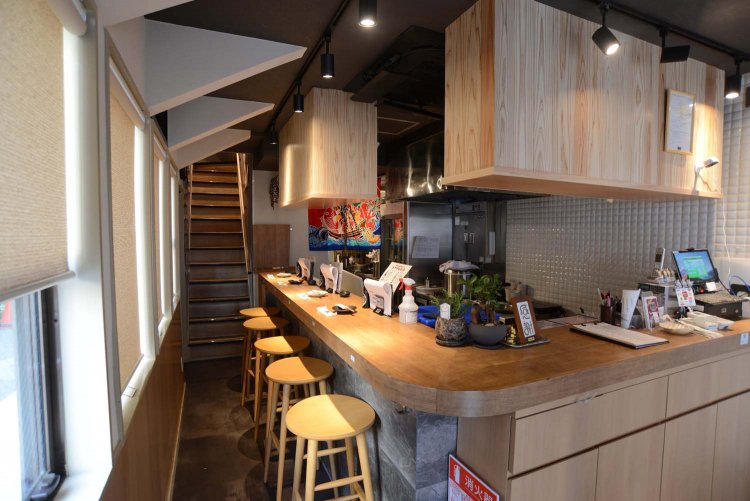 カウンター席は5席用意されている。