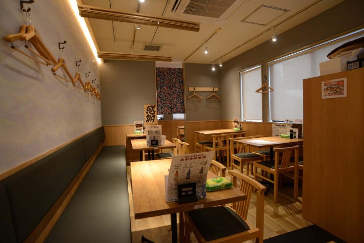 白木の品のよさが漂う2階テーブル席。