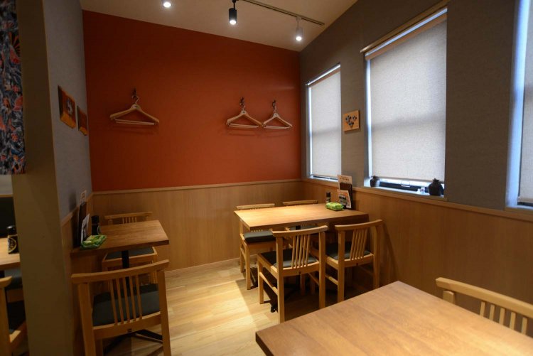 暖簾で仕切られた半個室。