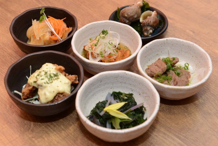 お酒とともに楽しめる目移りしてしまうお通し。