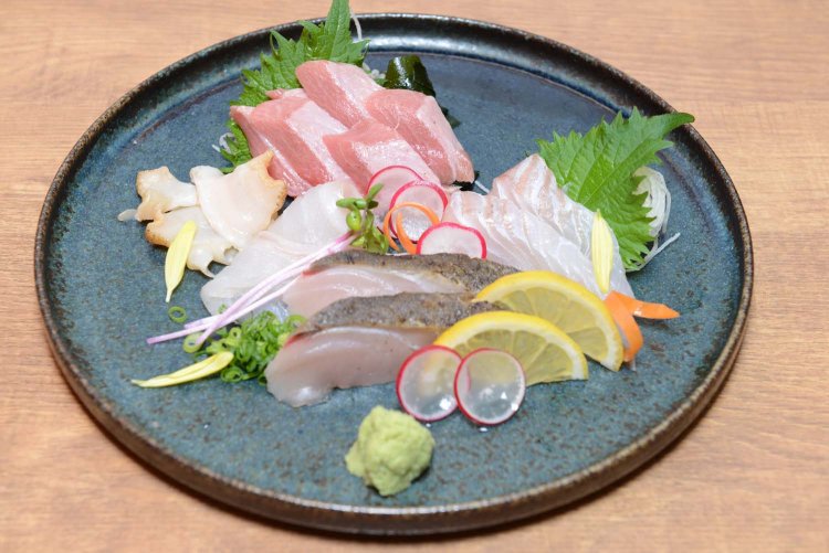 見ただけでもおいしさが伝わる、本日の刺身盛合わせ（写真は2人前）。