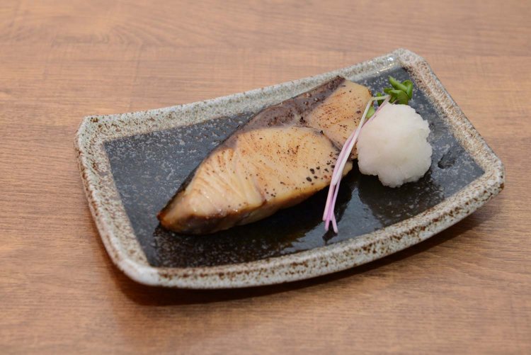 ほかにもおすすめなのが本日の西京焼き1100円。この日は桜ブリを使用。