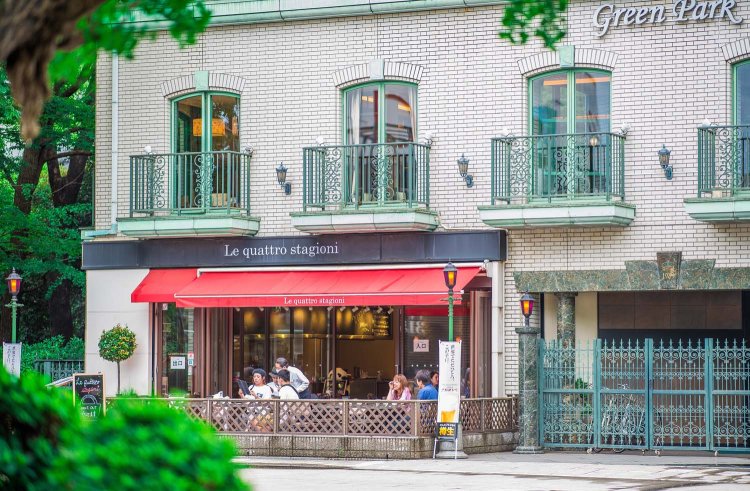 上野恩賜公園の自然に溶け込むような建物。