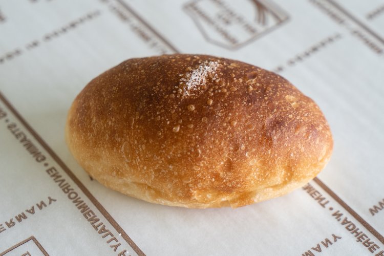 焼き色もおいしそうな塩ぱんは151円。巻き込んだバターの香りもいい。