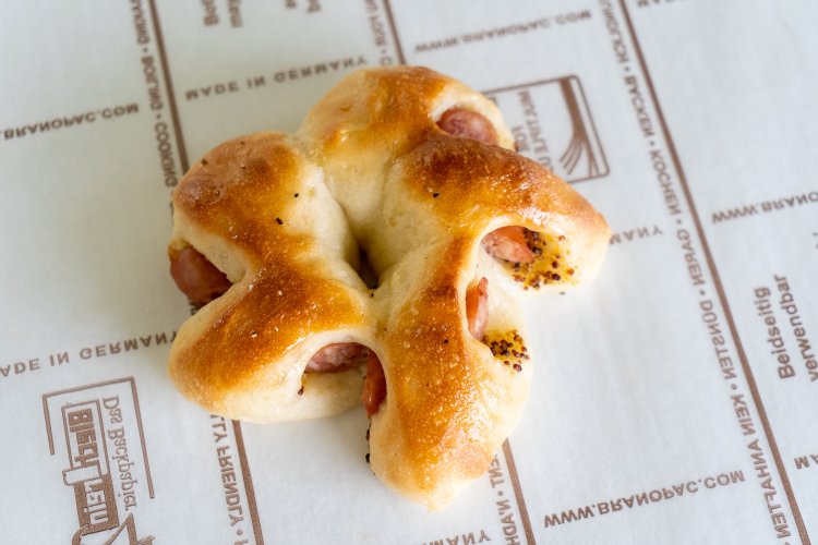 ソーセージエピは345円。ソーセージとパン生地の接面がうまい！