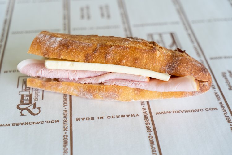 香ばしいバケット生地を使ったシンプルだが贅沢なハムとバターのバゲットサンドは540円。