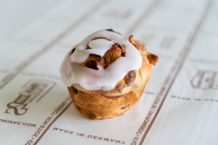 シナモンロール313円。マスカットレーズンがたっぷり巻き込まれている。