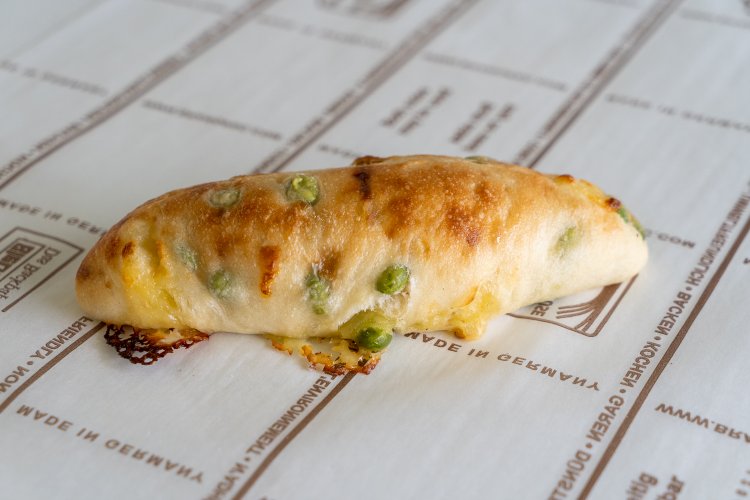 季節のパンのひとつ。枝豆とゴーダチーズのフォカッチャは324円。