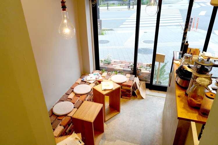 ガラス張りの扉の正面にあるカウンターで注文と会計を済ませて席に着く。