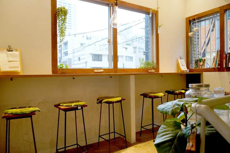 水やカトラリーなどの用意はセルフサービスで、食事やドリンクは席に運ばれてくる。