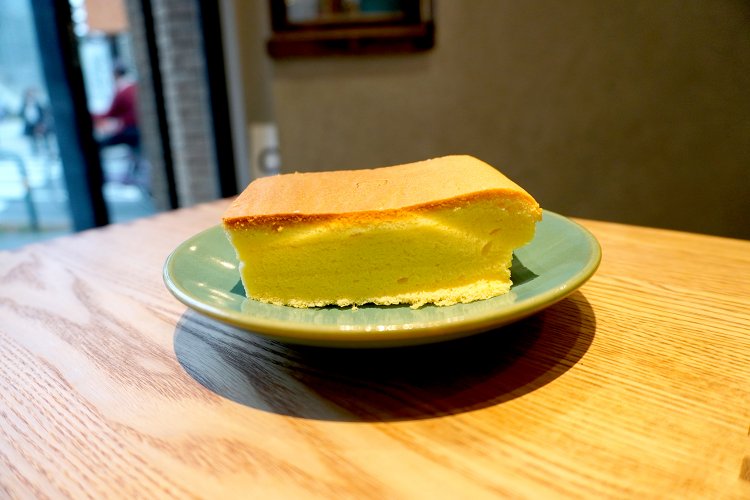 アリエルさんお手製の台湾カステラ400円。分厚く大きめにカットされたカステラはふわっふわ。