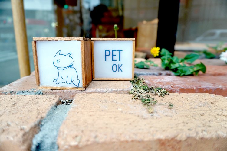 ペットのわんちゃんもいっしょに入店できる。豆柴・まるちゃんのイラストはアリエルさん作。