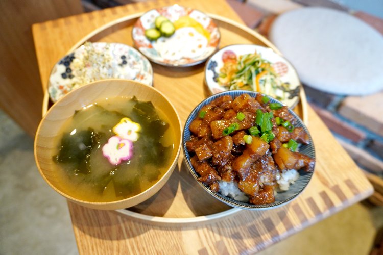 ルーロー飯セット1300円。ランチセットは丼物・汁物・副菜2種・漬物付き。