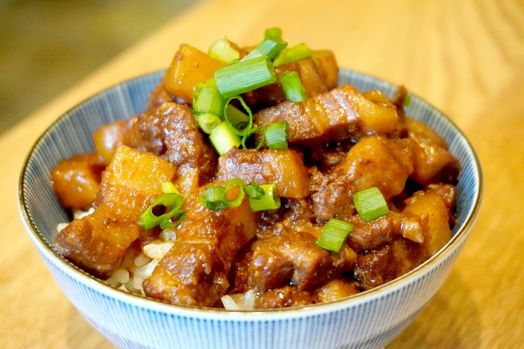 甘みしっかりで辛さほんのり。甘＆辛のバランスがいい塩梅のルーロー飯。