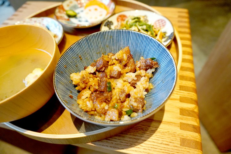 やわらかめの白飯に甘辛ダレがしみしみ！　お茶碗1杯分とはいえ大満足のボリューム感。