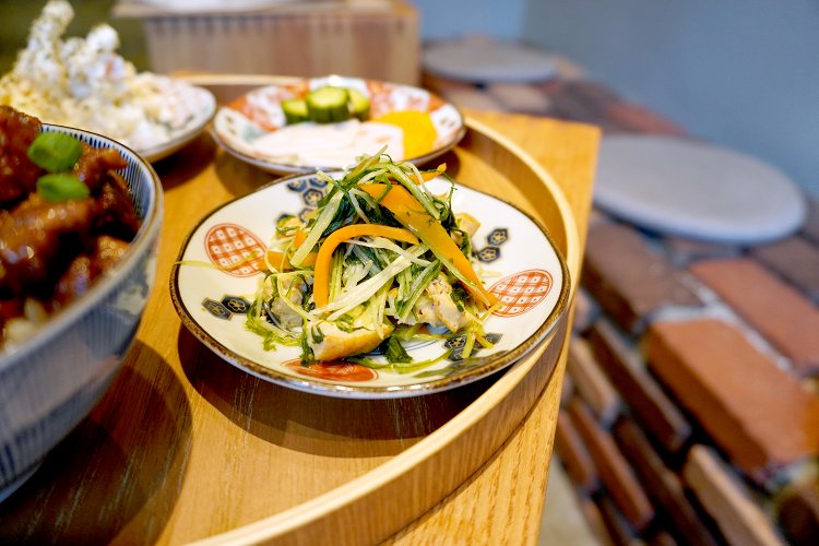 すべてアリエルさんのお手製で、和洋の副菜が主菜を脇からしっかりと支えている。