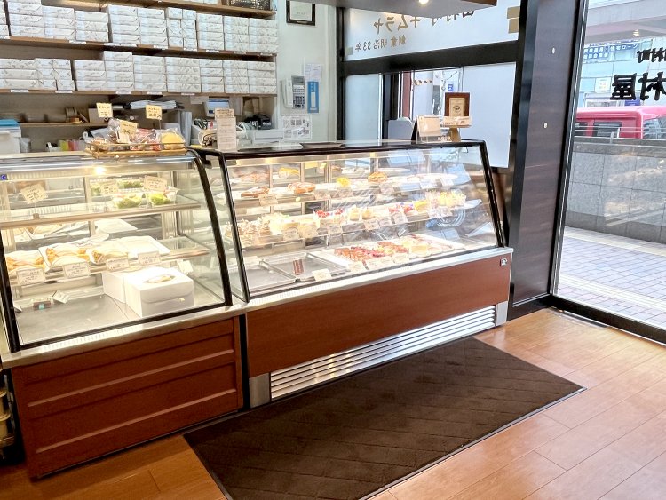 入ってすぐ、ケーキのガラスケースがある。14時の段階ですでにケースの中は品薄に。