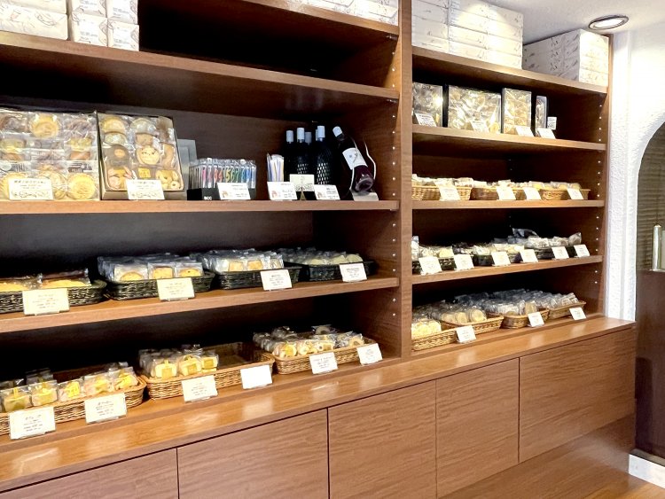 ケーキの向かいには焼き菓子が。箱詰めのギフトだけでなく1つから購入できる。