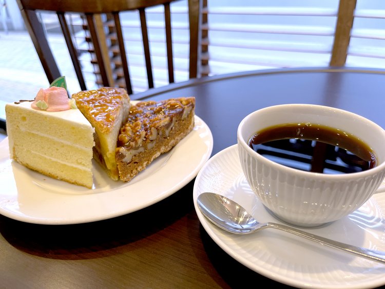 昭和時代から蘇ったケーキたち。右からクルミとキャラメルのタルト486円、アップルパイ453円、バタークリームのケーキ。